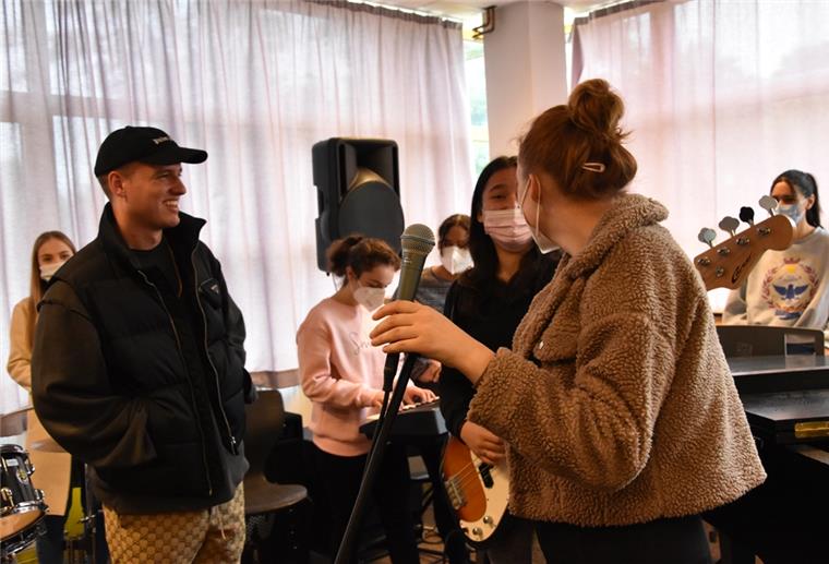 Bremerhaven: Musikproduzent-Star Jumpa spendet 10.000 Euro Mann und Frauen mit Mikrofon und Gitarre.