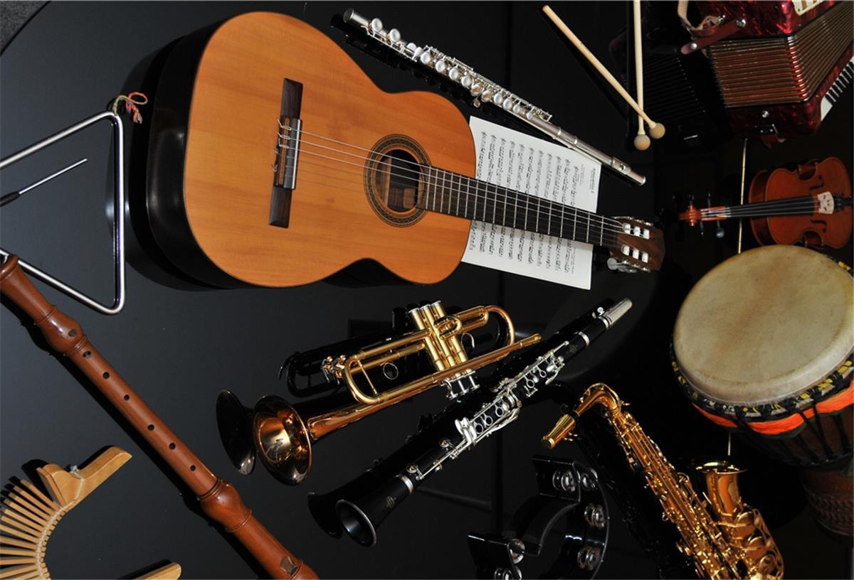 Wieder Präsenzunterricht an der Musikschule Musikschüler können wieder im Beisein ihrer Lehrer auf den Instrumenten üben.