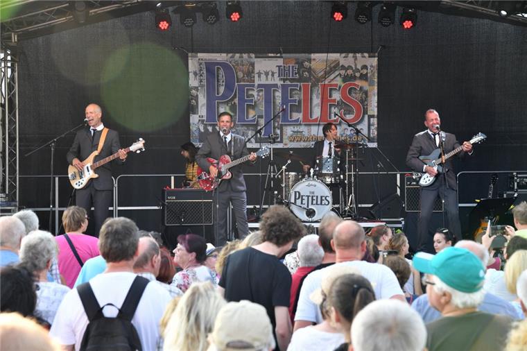 Bremerhaven: Schaufenster-Events sind Besuchermagnet Musiksommer-Abende soll es in diesem Jahr in Bremerhaven auch wieder geben. Da die Finanzierung noch nicht steht, konnten auch noch keine Bands gebucht werden. Auf unserem Foto ist die Beatles-Coverband The Peteles bei ihrem Auftritt im vergangenen Jahr zu sehen.