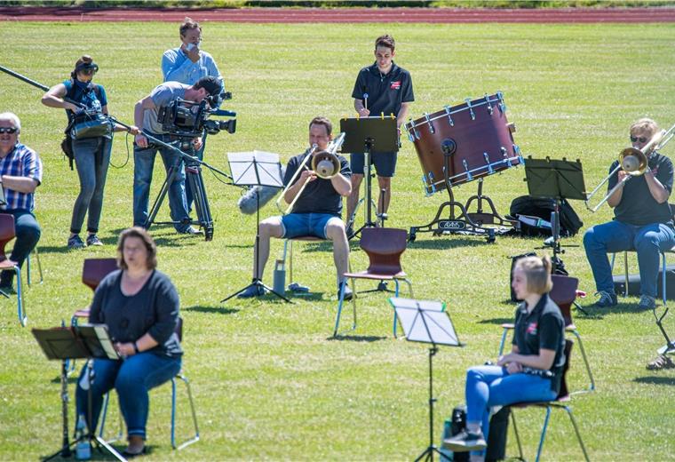 Musizieren und Abstand halten? Das ist gar nicht so einfach. Das musste auch das Sinfonische Blasorchester Wehdel feststellen, als es sich beim Spontan-Konzert auf dem Sportplatz vom NDR filmen ließ.