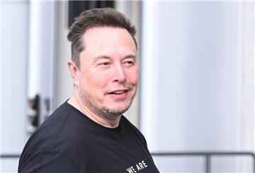 ARCHIV - 13.03.2024, Brandenburg, Grünheide: Elon Musk verlässt die Tesla Gigafactory Berlin-Brandenburg. (zu dpa: «Musk stellt neue Version seines Chatbots Grok vor») Foto: Sebastian Gollnow/dpa +++ dpa-Bildfunk +++
