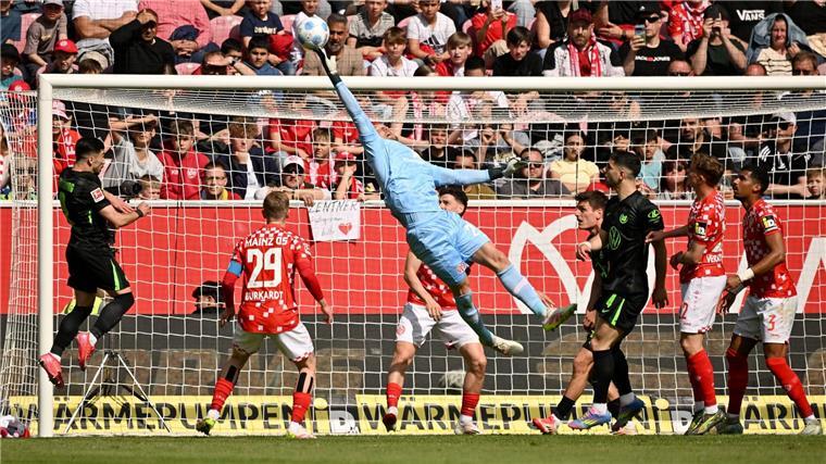 Wolfsburg holt 2:2 in Mainz auf den letzten Drücker Muss sich strecken: Mainz-Keeper Robin Zentner