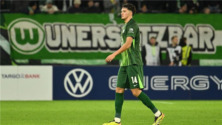 Simonis unter Druck: Wolfsburg blamiert sich im Pokal Muss vom Platz: Wolfsburgs Gelb-Rot-Sünder Jenson Seelt.