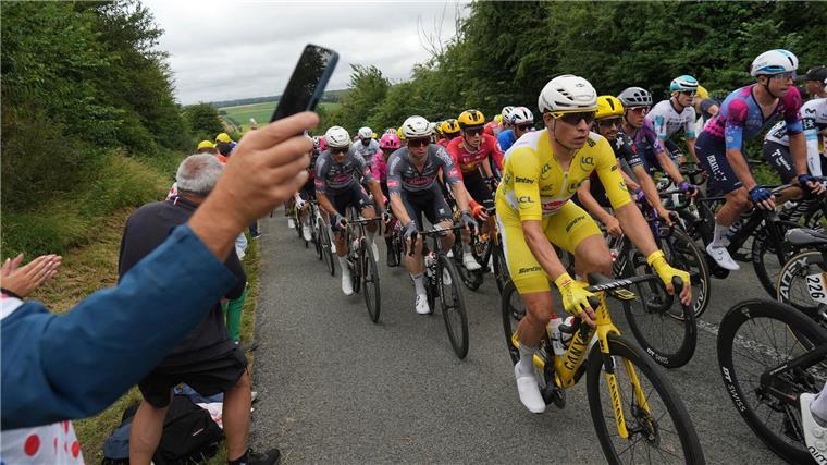 Sturz-Drama bei der Tour - Bauhaus sprintet auf Platz drei Musste nach einem heftigen Sturz aufgeben: Jasper Philipsen.