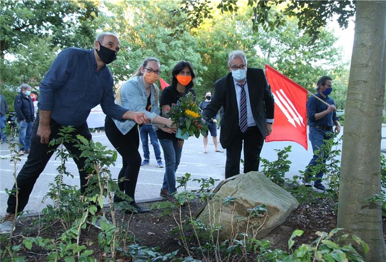 Mustafa Dogan (DGB Nordenham), Ömer Sayan und Merle Kauschmann (Grüne Jugend Wesermarsch) und Bürgermeister Carsten Seyfarth (von links) legten Blumen an der sogenannten Friedenseiche nieder. Foto: Lorenz