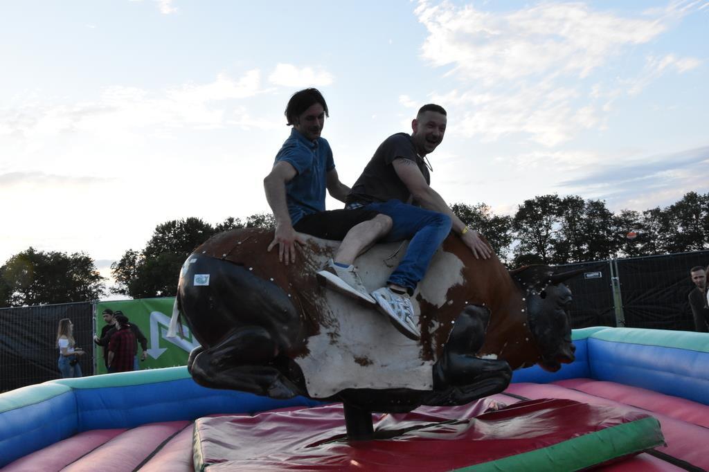 Mut antrinken und ausleben hieß es beim Bullriding in Donnern.