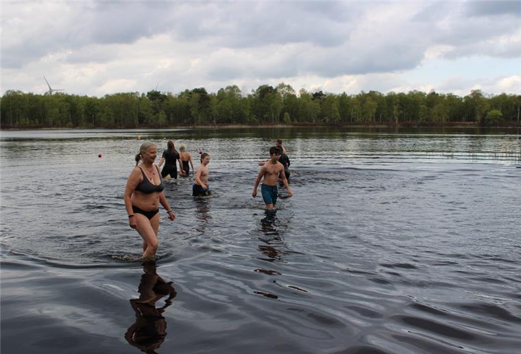 Silbersee in Wehdel: Anbaden im kühlen Wasser Schwimmer im Wehdeler Silbersee.