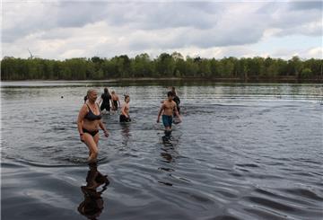 Schwimmer im Wehdeler Silbersee.