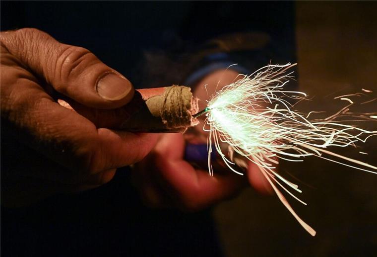 Versuchter Totschlag: Mann wirft Nagelbombe in Auto mit Baby Mutmaßlicher Nagelbombenanschlag: In einem Auto in Salzgitter entgingen zwei Männer und ein Kleinkind nur knapp einer Explosion. Ermittlungen laufen.