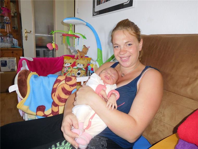Mutter Christin hält ihr Baby Hanna im Arm. Es ist auf dem Autozug zwischen Sylt und dem Festland zur Welt gekommen.