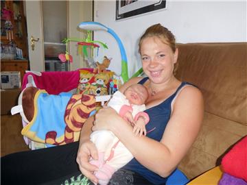 Mutter Christin hält ihr Baby Hanna im Arm. Es ist auf dem Autozug zwischen Sylt und dem Festland zur Welt gekommen.