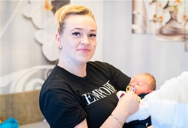 2000. Geburt: Baby-Boom im Klinikum Reinkenheide Mutter Tatjana Brokop freut sich, dass bei der Geburt von Leyla am zweiten Weihnachtsfeiertag alles gut gegangen ist.