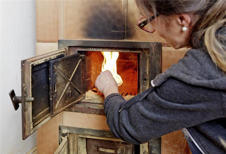 ILLUSTRATION - Lohnt sich eine Modernisierung des alten Kamin- oder Kachelofens? Das sollte man besser im Voraus durchrechnen. (zu dpa: «Frist zum 31. Dezember: Muss ich den Kamin bald stilllegen?») Foto: Monique Wüstenhagen/dpa-tmn - Honorarfrei nur für Bezieher des dpa-Themendienstes +++ dpa-Themendienst +++