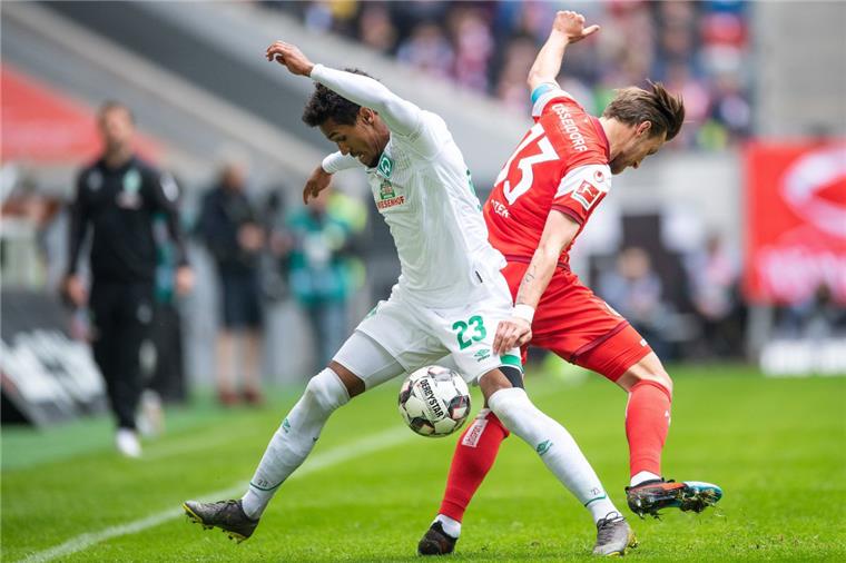 Bremen bangt um die Europa League Na, wo ist er denn? Bremens Theodor Gebre Selassie (links) und Düsseldorfs Adam Bodzek kämpfen um den Ball.