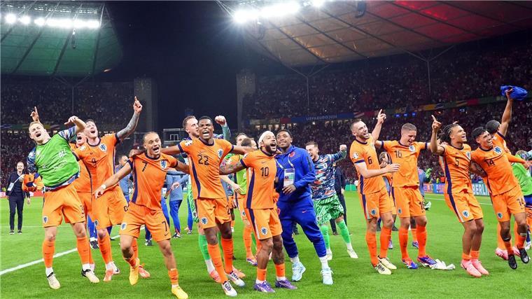 Oranje-„Plage“ Weghorst will Englands Albtraum werden Naar links, naar rechts: Die niederländischen Spieler feiern mit ihren Fans.