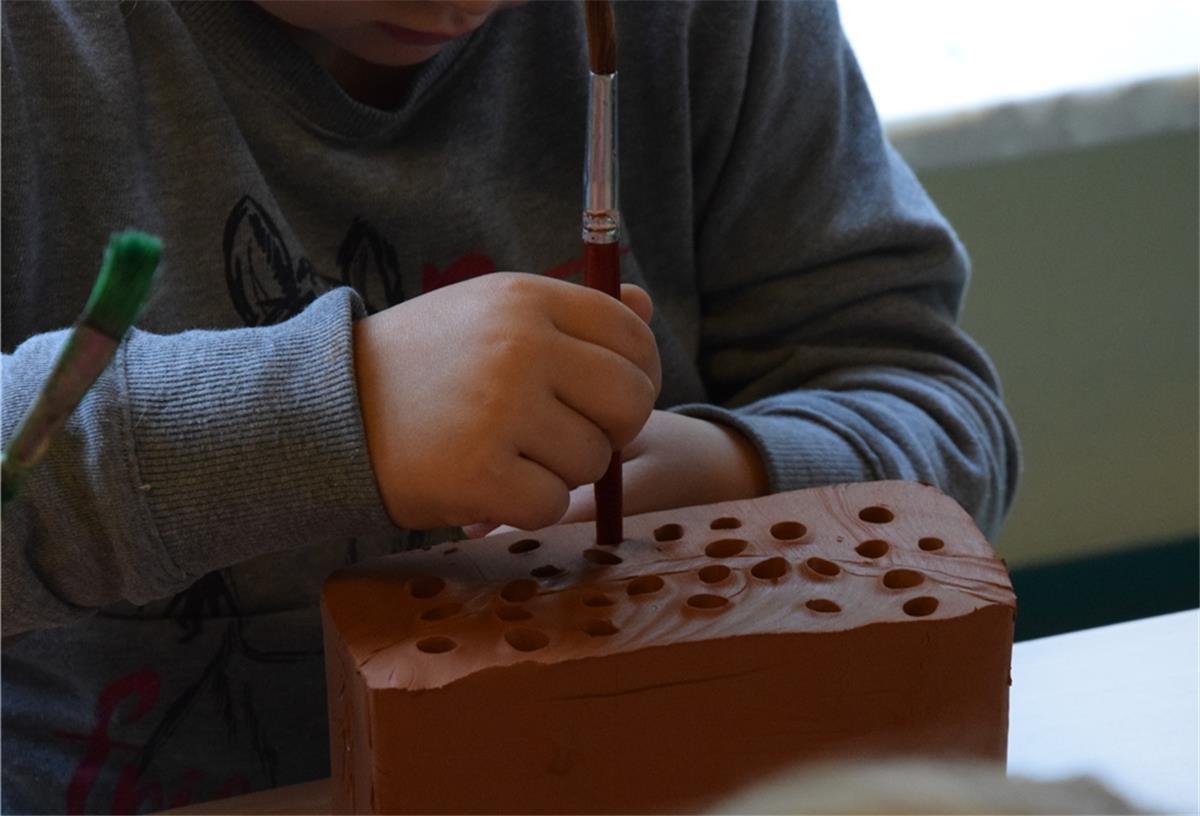 Kinder nehmen mit dem NABU die Natur in den Blick Nabu-Projekt im Kindergarten: Mit Pinseln stechen die Mädchen und Jungen längliche Hohlräume als Nisthilfe für Wildbienen in die Tonblöcke.