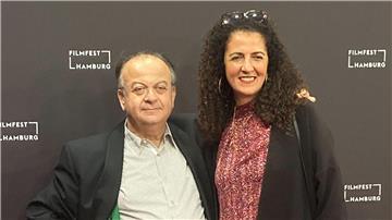 Nach 21 Jahren verlässt Leiter Albert Wiederspiel die Bühne des Festivals. Seine Nachfolgerin ist Malika Rabahallah (r).