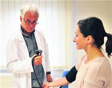 Nach 29 Jahren geht Dr. Klaus Luerßen in den Ruhestand. Auch seine Mitarbeiterin Nina wird ihn vermissen. Die Suche nach einem Nachfolger für den berufserfahrenen Mediziner gestaltet sich schwierig.