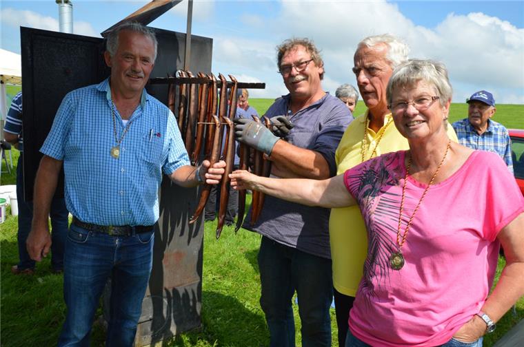 Mit Bildergalerie: Viel Rauch um die Aale beim Wremer Markt Nach 29 Jahren war Eberhard Gutschmidt (2. von links) mit seinem Ofen wieder in Wremen. Zwölfmal hat er an Räuchermeisterschaften teilgenommen. Mit dem Viertplatzierten freuen sich die Marktausschussmitglieder (von links) Hanke Pakusch, Ingo Stelzer und Renate Grützner.