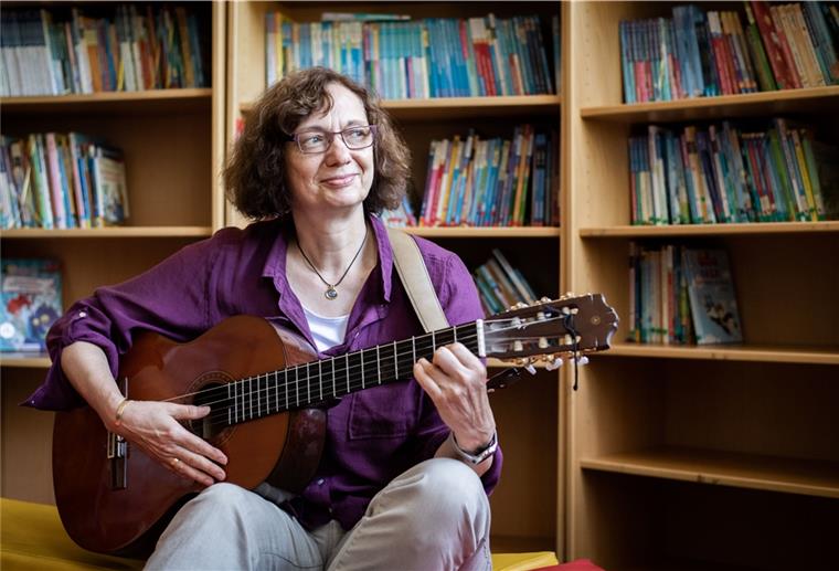 Veern-Grundschule: Regina Thoben verabschiedet sich nach 33 Jahren Nach 33 Jahren an „ihrer“ Veernschule verabschiedet sich Rektorin Regina Thoben in den Ruhestand, ein Lied auf den Lippen. Denn auch Musik hat sie mit Leidenschaft unterrichtet.
