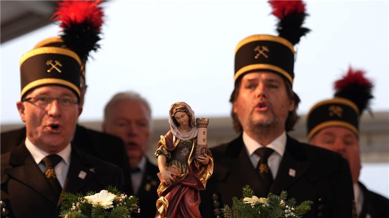 Bohrarbeiten für Elbtunnel für Suedlink-Stromtrasse starten Nach alter Bergbautradition begleitete auch eine Statue der Heiligen Barbara, Schutzpatronin der Bergmänner, die Tunneltaufe auf dem Baufeld für die zukünftige Stromtrasse „Suedlink“.