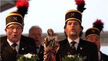 Nach alter Bergbautradition begleitete auch eine Statue der Heiligen Barbara, Schutzpatronin der Bergmänner, die Tunneltaufe auf dem Baufeld für die zukünftige Stromtrasse „Suedlink“. 