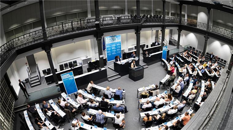 Proteste begleiten AfD-Kinderschutzkongress im Landtag Nach Angaben der AfD kamen 135 Besucher zum Kongress im Landtag.