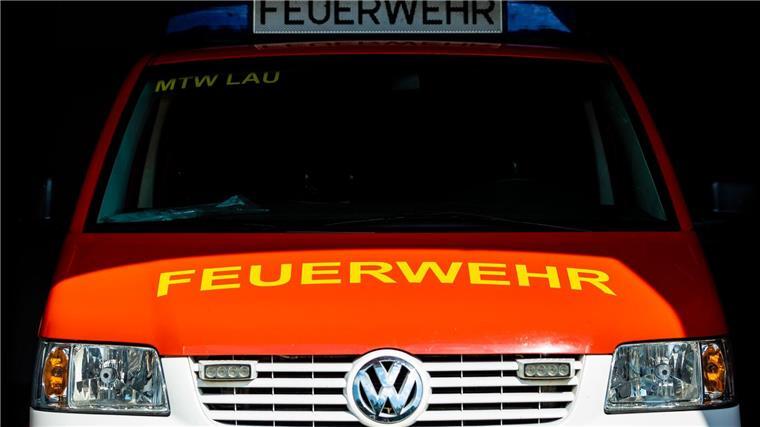 Fahrer von Elektrofahrzeug lebensgefährlich verletzt Nach Angaben der Feuerwehr entfachte die Batterie während der Rettung plötzlich, und es brannte. (Symbolbild)