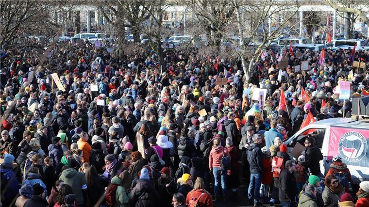 Tausende demonstrieren nach Abstimmung zur Migration Nach Angaben der Polizei kamen rund 5.000 Menschen zu den Gegenkundgebungen, deutlich mehr als die 140 sogenannten Querdenker.