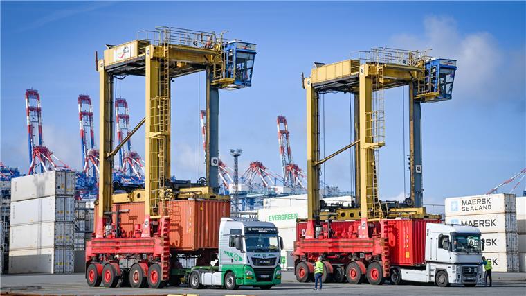 Zu viel Diesel: Wie sauber ist der Hafen in Bremerhaven? Zwei Van Carrier beladen Lkw mit Containern