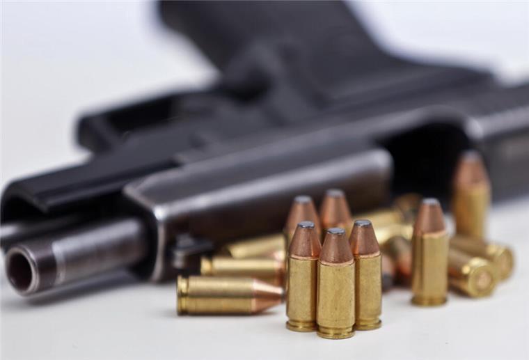 Bremerhaven: Bürgerschaftsabgeordneter will schärferes Waffengesetz Eine Pistole vom Typ Sig Sauer P226 in Kaliber 9mm Para mit Magazin und Munition