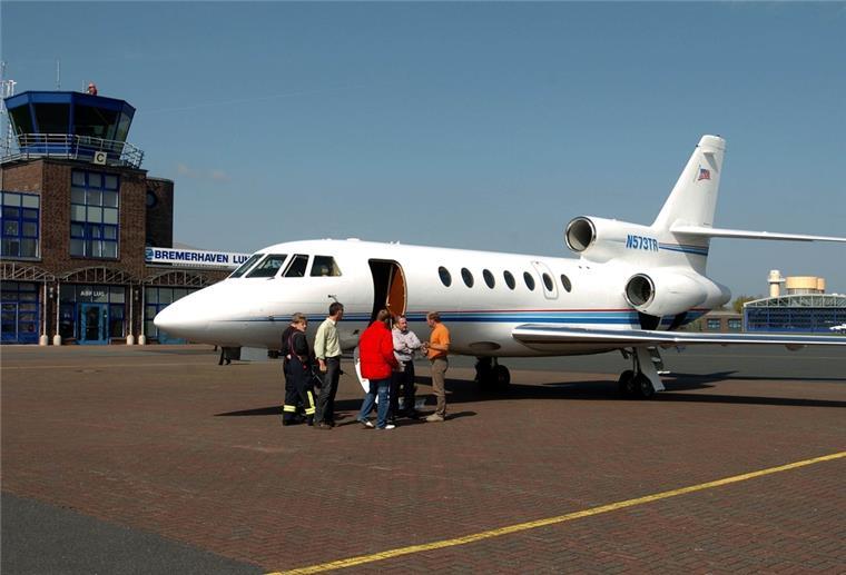 Flugzeug am Hangar Bremerhaven Luneort.