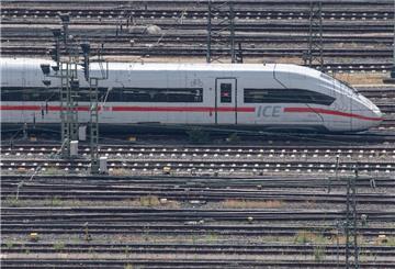 Ein ICE-Zug der Deutschen Bahn auf den Gleisen