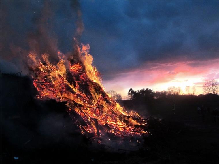Osterfeuer in der Samtgemeinde Zeven: Was ist erlaubt, was nicht? Nach Beendigung des Osterfeuers sind Brandwachen aufzustellen. Feuer und Glut müssen beim Verlassen der Feuerstelle völlig erloschen sein. Die örtlichen Feuerwehren sind angewiesen, das Osterfeuer notfalls abzulöschen, wenn die einzuhaltenden Sicherheitsbestimmungen nicht beachtet werden.