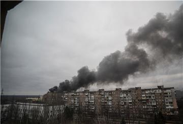Nach Beschuss durch russische Streitkräfte in Mariupol steigt Rauch aus einem Wohnblock auf.