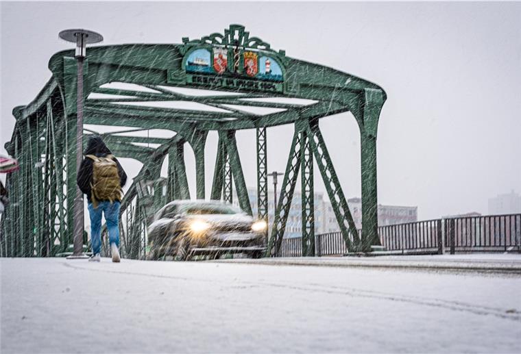 Glätte-Unfälle im Cuxland, Bremerhaven und Wesermarsch Nach Blitzeis folgte gestern - wie hier an der Geestebrücke in Bremerhaven - heftiger Schneefall. Autofahrer mussten vorsichtig fahren.