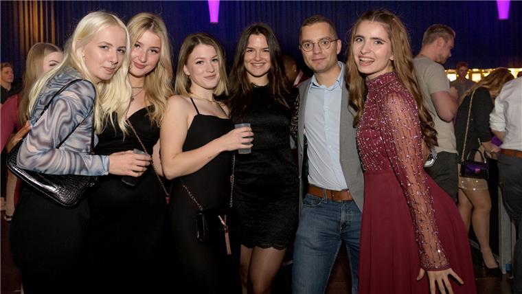 So feierten die 4000 Gäste beim Weihnachtszauber Fünf junge Frauen und ein Mann in Abendgarderobe