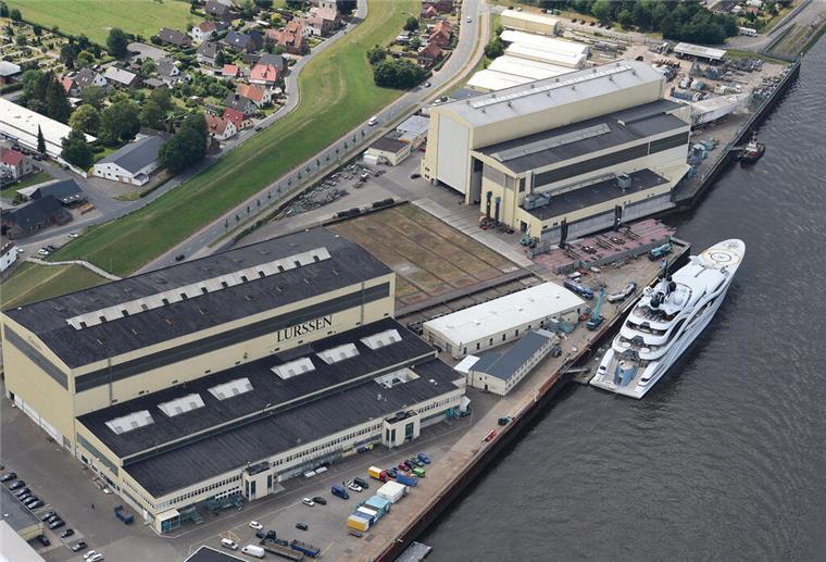 Luxusyacht „Opera“ verlässt die Lürssen-Werft Die Luftaufnahme zeigt die Lürssen Werft in Bremen-Vegesack.