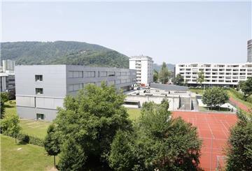 Eine Übersicht der Schule in Graz in der Dreierschützengasse (Aufnahme mit einer Srohne)