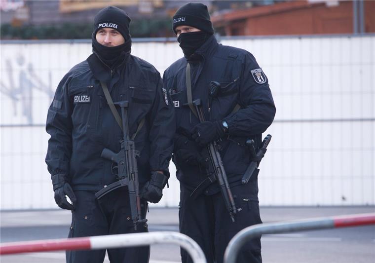 Nach dem Anschlag auf den Berliner Weihnachtsmarkt fahndet die Polizei bundesweit nach einem Tunesier. 