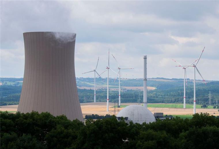 Kampf gegen den Klimawandel: Ist Atomkraft die Lösung des Problems? Dampf steigt aus den Kühltürmen des Atomkraftwerks