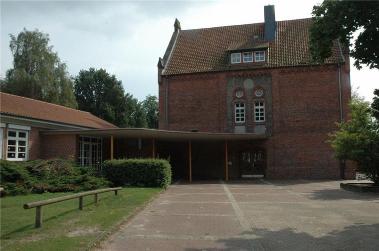 Zeven: Gerangel um Schulgebäude am Klostergang Nach dem Auszug der Grundschule steht das zweiteilige Gebäude am Klostergang derzeit leer. In Politik und Verwaltung besteht offenbar bereits Einigkeit darüber, dass in das Denkmal-geschützte Backsteinhaus (rechts) die Volkshochschule einziehen soll. Die Zukunft des so genannten Holländer-Flügels (links) ist dagegen aktuell völlig ungeklärt.