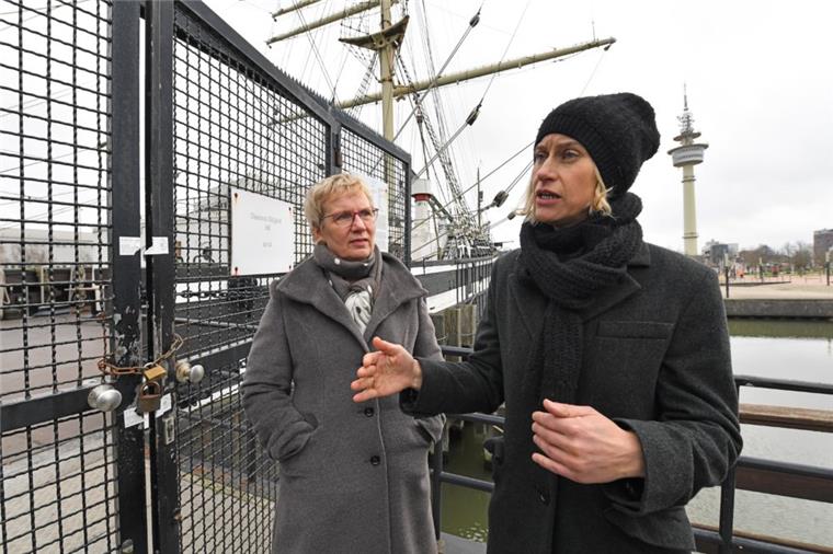 Nach dem Brand auf der "Seute Deern" bieten Senatorin Eva Quante-Brandt  (links) und Museumsleiterin Sunhild Kleingärtner die Kogge-Halle des Schifffahrtsmusuem für Hochzeiten an. 