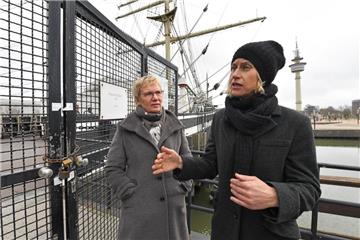 Nach dem Brand auf der "Seute Deern" bieten Senatorin Eva Quante-Brandt  (links) und Museumsleiterin Sunhild Kleingärtner die Kogge-Halle des Schifffahrtsmusuem für Hochzeiten an. 