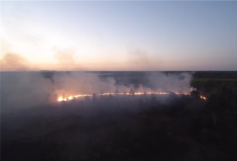 Nach dem Brand einer größeren Moorfläche im Emsland bei Papenburg haben Einsatzkräfte das Feuer unter Kontrolle gebracht.