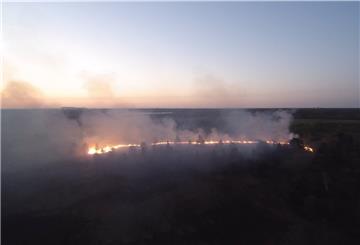 Nach dem Brand einer größeren Moorfläche im Emsland bei Papenburg haben Einsatzkräfte das Feuer unter Kontrolle gebracht.