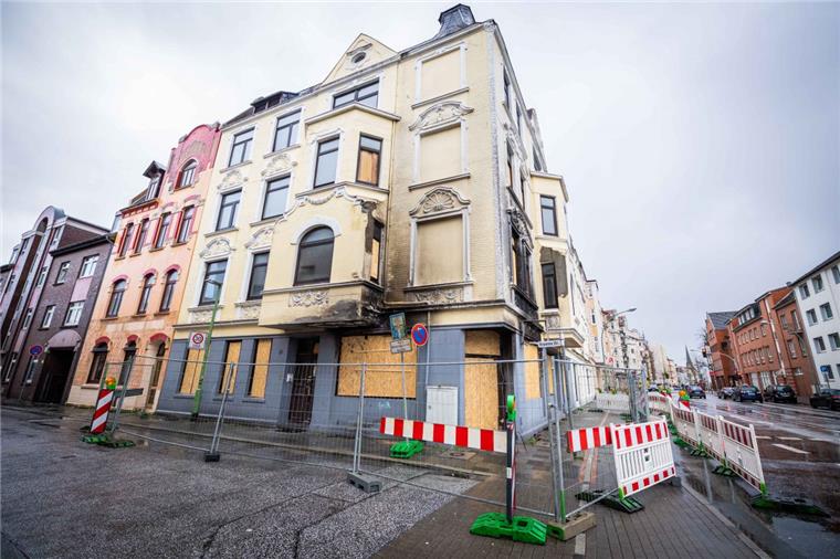 Problem-Immobilien in Bremerhaven: Neue Stellen beim Bauordnungsamt Nach dem Brand im Gebäude Hafenstraße/Krumme Straße im Februar hat die 2017 gegründete Expertenkommission erneut getagt. Schnell wurde klar: Wir haben neue Strukturen geschaffen, aber das Personal, das kontrolliert, fehlt.