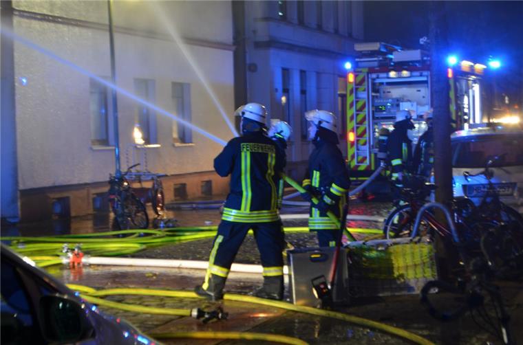Immer mehr Brände in Bremerhaven: Problemimmobilien geht es an den Kragen Nach dem Brand in der Wülbernstraße in Lehe (Archivfoto) wurde eine Expertenkommission gegründet, die helfen sollte, Brände in sogenannten "Problemimmobilien" zu verhindern.