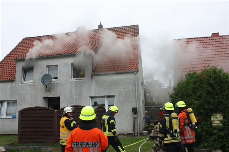 Stubben: Familie steht nach Wohnhausbrand vor dem Nichts Nach dem Brand in einem Haus in Stubben am Sonntag steht eine Familie nun vor dem Nichts.