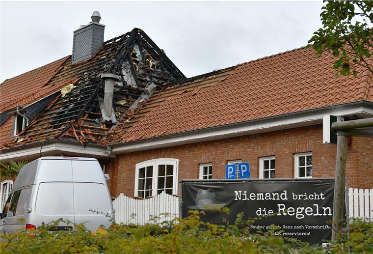 Rechtsextreme Brandanschläge? Staatswanwaltschaft prüft Nach dem Brand in Ganderkesee am Mittwoch wurden im Gebäude rechtsextreme Symbole gefunden.